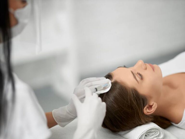 Mulher recebendo tratamento facial com cuidados estéticos