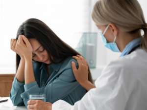 médica acolhendo paciente desanimado - falta de vitamina B12