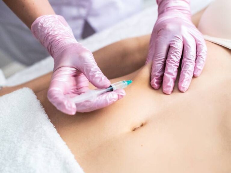 Aplicação de injeção no abdômen por profissional de saúde